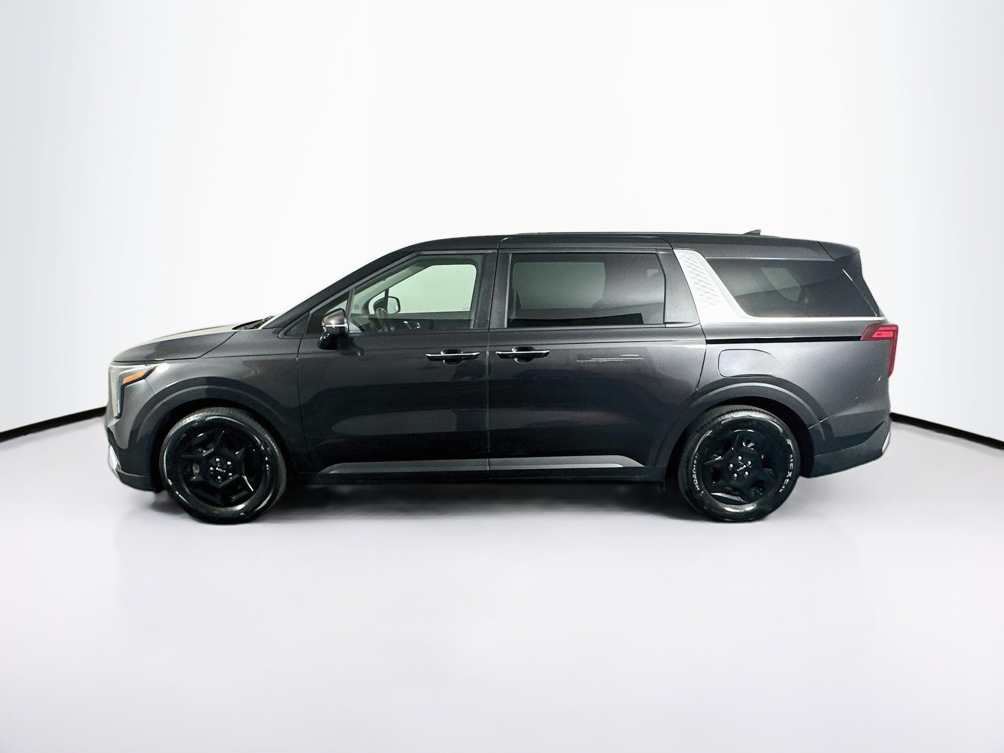 Used 2026 Kia Carnival FWD image 4