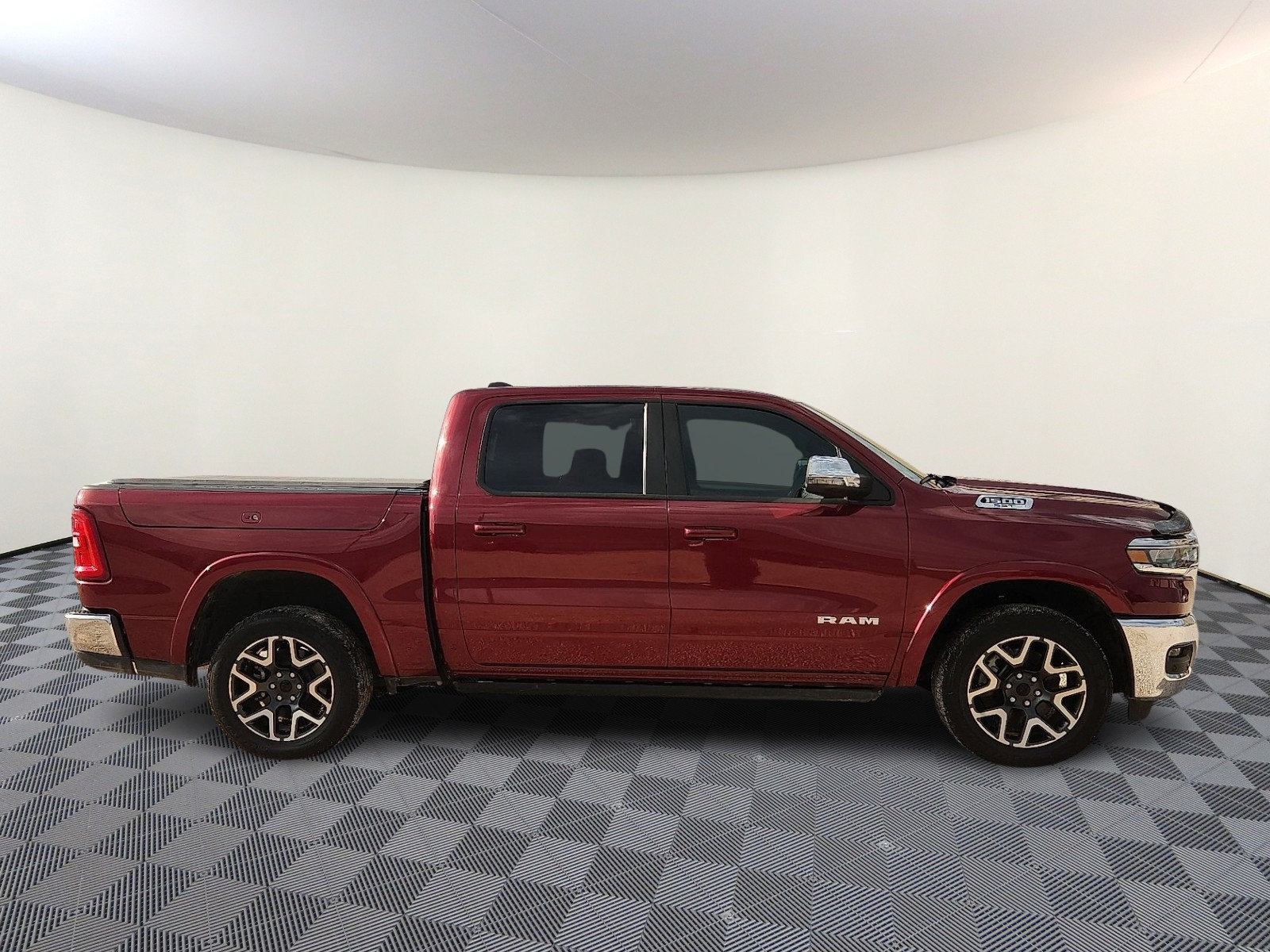 Used 2025 RAM 1500 Laramie AWD/4WD image 5