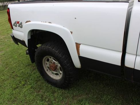 Used 2006 Chevrolet Silverado 2500 LT w/ Heavy-Duty Power Package AWD/4WD image 8