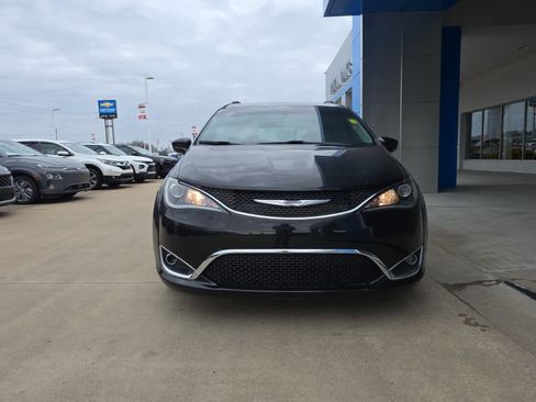 Used 2019 Chrysler Pacifica Touring-L image 3