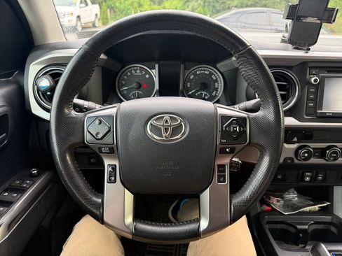 Used 2018 Toyota Tacoma SR5 RWD image 10