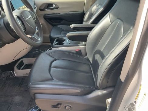 Used 2024 Chrysler Pacifica Touring-L FWD image 10
