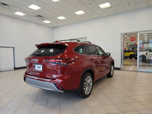 New 2026 Toyota Highlander Platinum AWD/4WD image 3