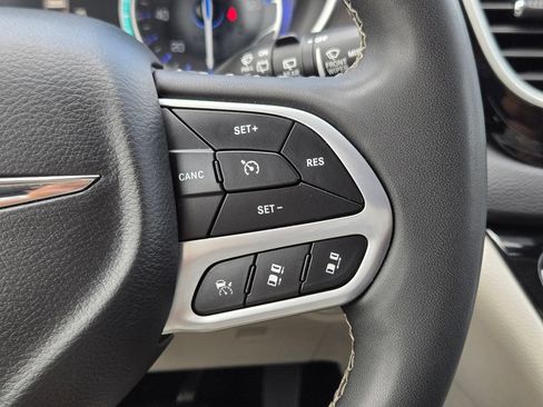 Used 2023 Chrysler Pacifica Touring-L FWD image 28