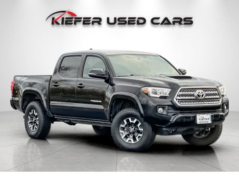 Used 2017 Toyota Tacoma TRD Sport image 2