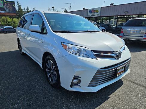 Used 2019 Toyota Sienna XLE w/ XLE Navigation Package AWD/4WD image 3
