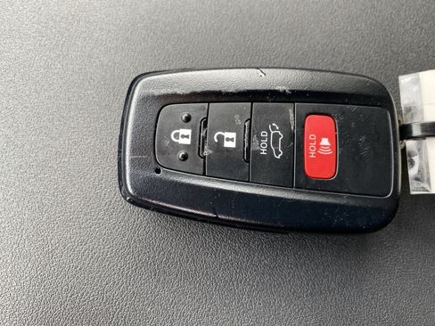 Used 2023 Toyota Highlander LE AWD/4WD image 39