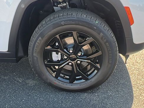 New 2025 Jeep Grand Cherokee Altitude image 9