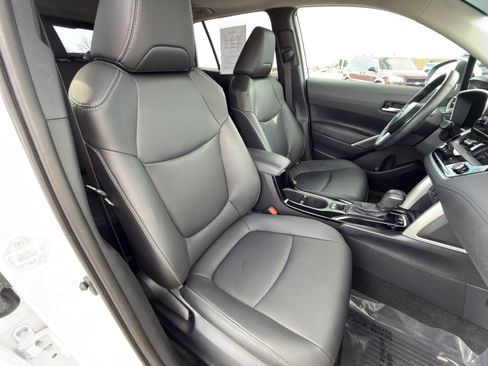 Used 2024 Toyota Corolla Cross XLE w/ Convenience Package image 12