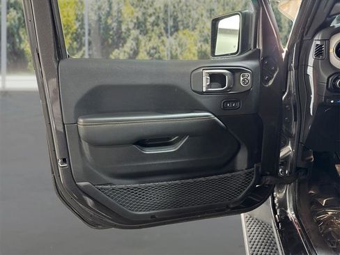 Used 2025 Jeep Wrangler Unlimited Sahara image 17