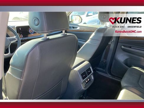 Used 2024 Volkswagen Atlas SE image 33