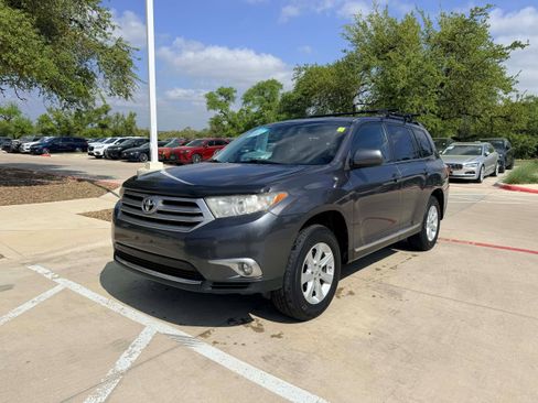 Used 2011 Toyota Highlander SE w/ Tow Pkg image 2