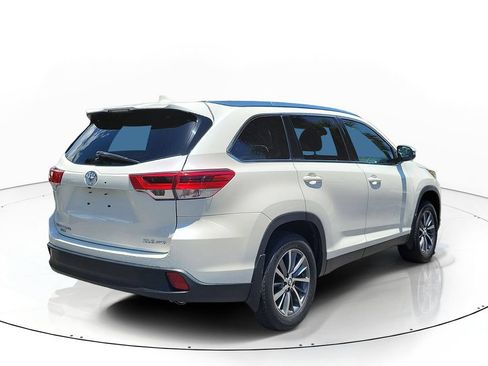 Used 2019 Toyota Highlander XLE AWD/4WD image 4