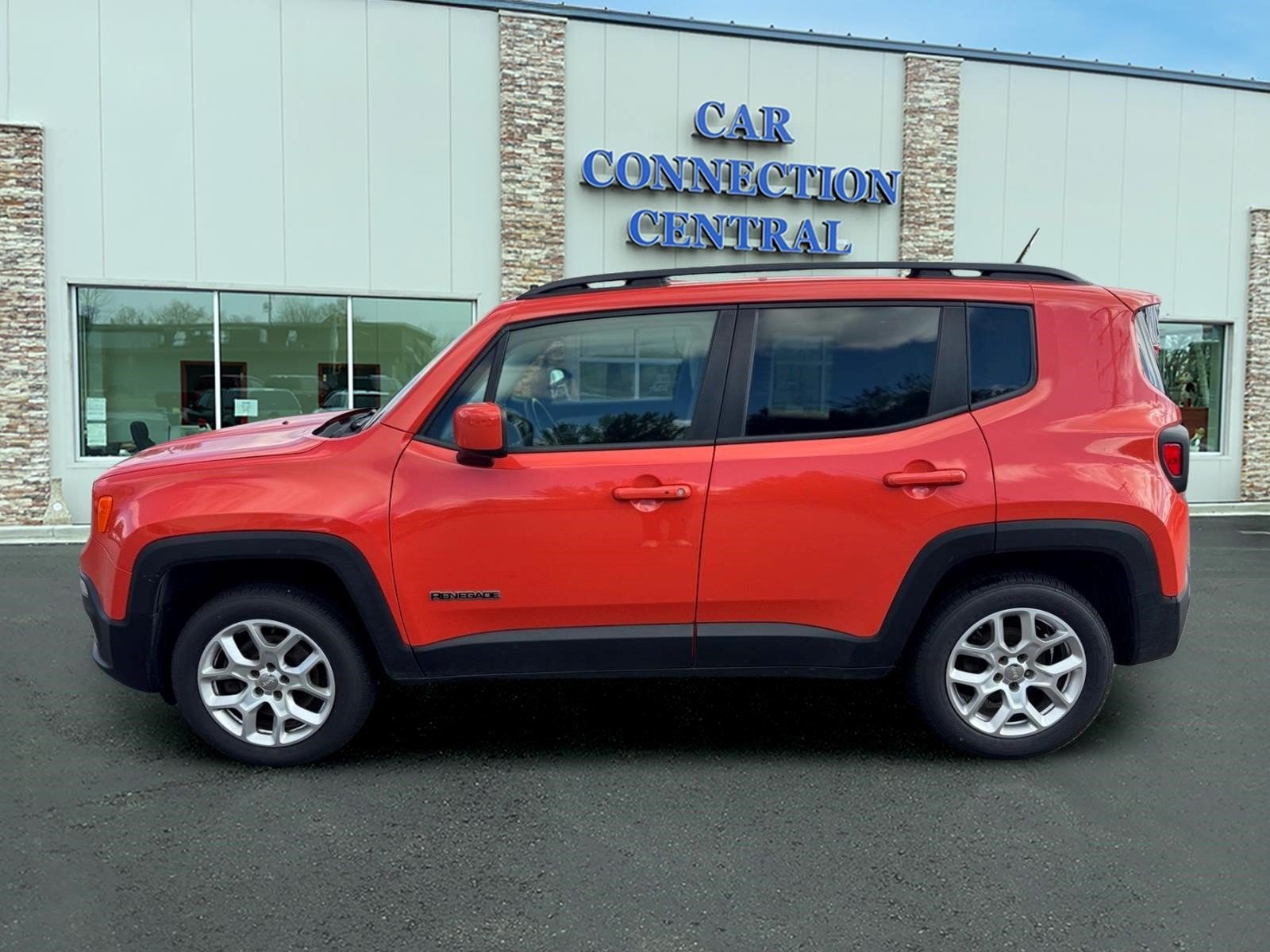 Used 2015 Jeep Renegade Latitude AWD/4WD image 2