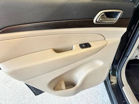 Used 2014 Jeep Grand Cherokee Laredo w/ 18" Wheel & 8.4" Radio Group AWD/4WD image 30