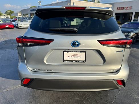 Used 2020 Toyota Highlander XLE AWD/4WD image 4