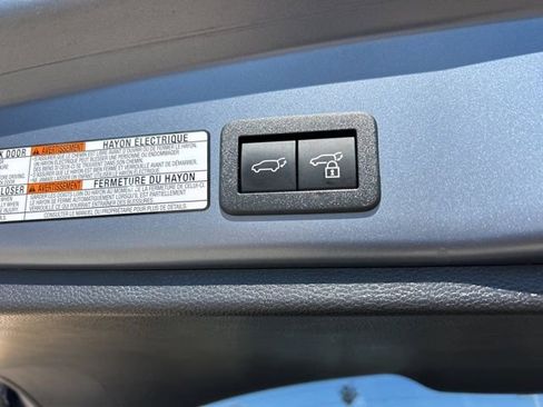 Used 2022 Toyota Corolla Cross XLE w/ Convenience Package image 10