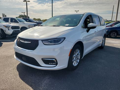 Used 2023 Chrysler Pacifica Touring-L FWD image 3
