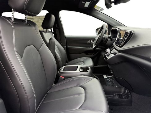 New 2026 Chrysler Pacifica Select image 15