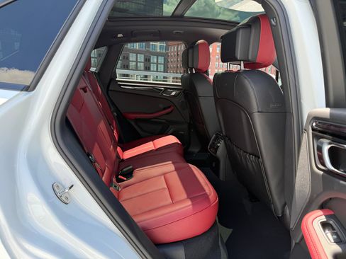 Certified 2026 Porsche Macan AWD/4WD image 20