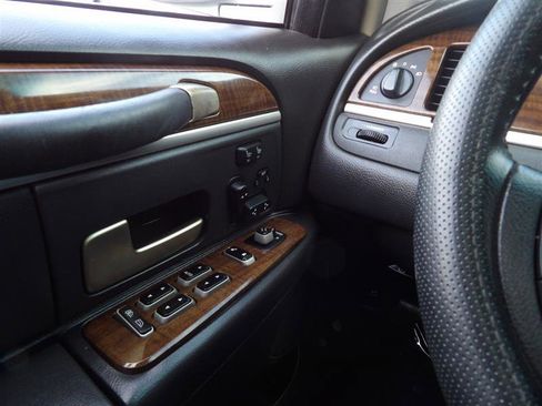 Used 2006 Lincoln Town Car Signature Limited image 21