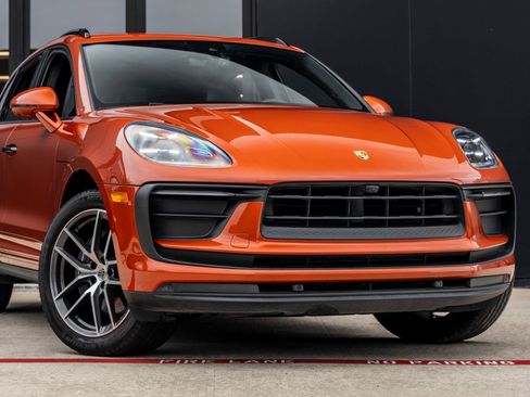 Certified 2022 Porsche Macan AWD/4WD image 9