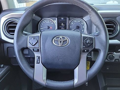 Used 2017 Toyota Tacoma SR5 AWD/4WD image 29