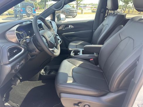 New 2026 Chrysler Pacifica Select image 61