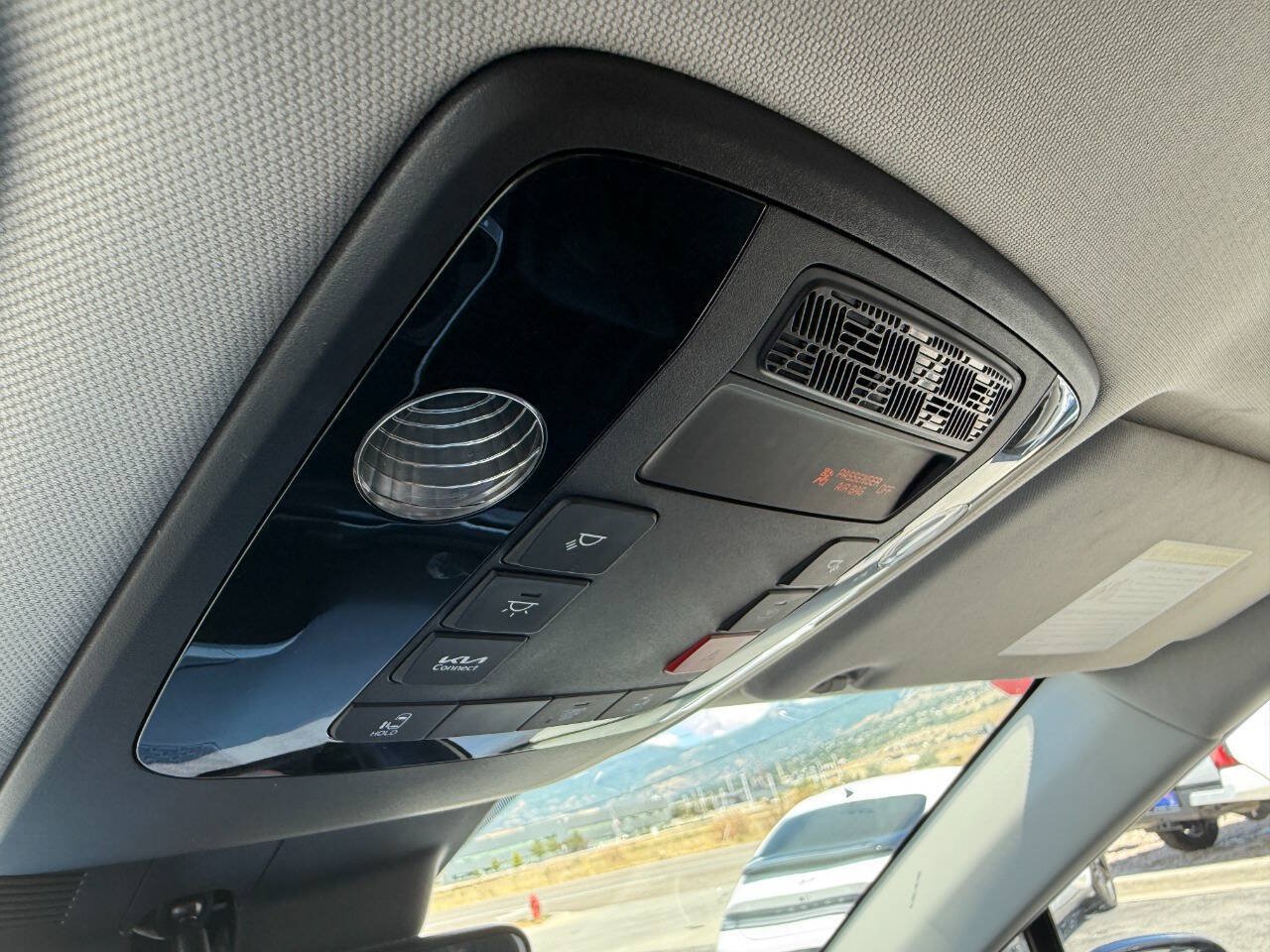 Used 2025 Kia Carnival FWD image 33
