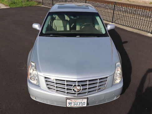 Used 2006 Cadillac DTS Luxury II w/ Sun And Sound Package image 2
