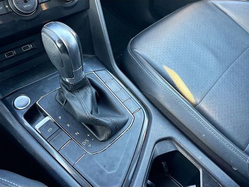 Used 2018 Volkswagen Tiguan SE w/ Front Fog Lights Package image 16