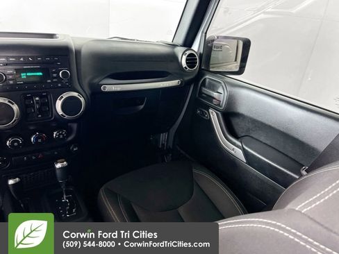 Used 2016 Jeep Wrangler Unlimited Rubicon w/ Connectivity Group image 24