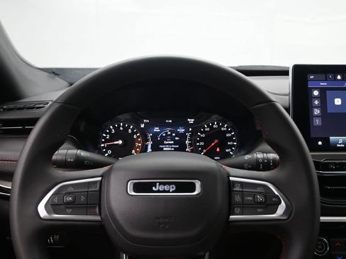 Used 2025 Jeep Compass Trailhawk AWD/4WD image 13