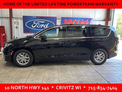 Used 2024 Chrysler Pacifica Touring-L FWD image 4