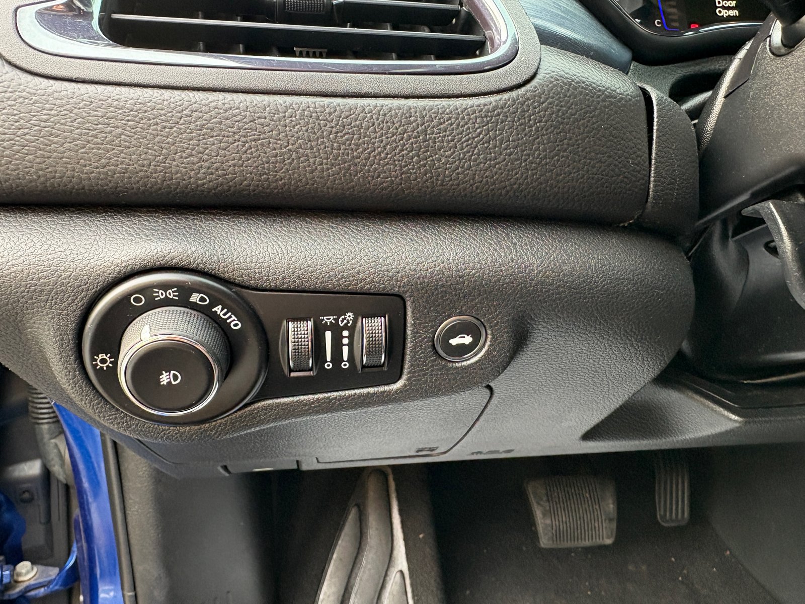Used 2015 Chrysler 200 S FWD image 30