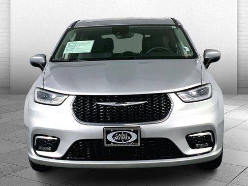 Used 2023 Chrysler Pacifica Touring-L image 2