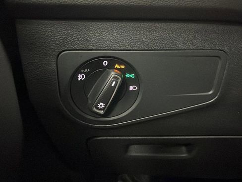 Used 2018 Volkswagen Tiguan SEL image 38