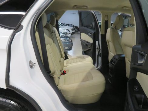 Used 2019 Ford Edge SE image 16