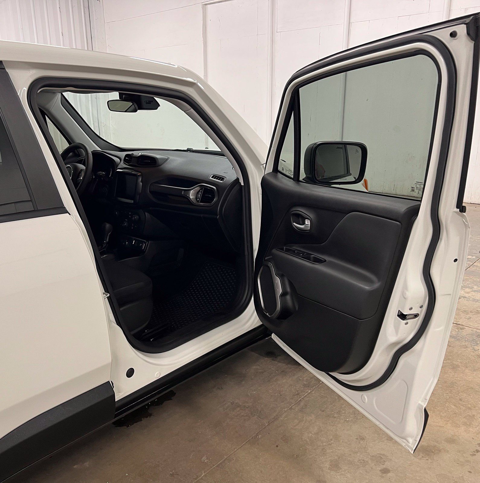 Used 2023 Jeep Renegade Latitude AWD/4WD image 17