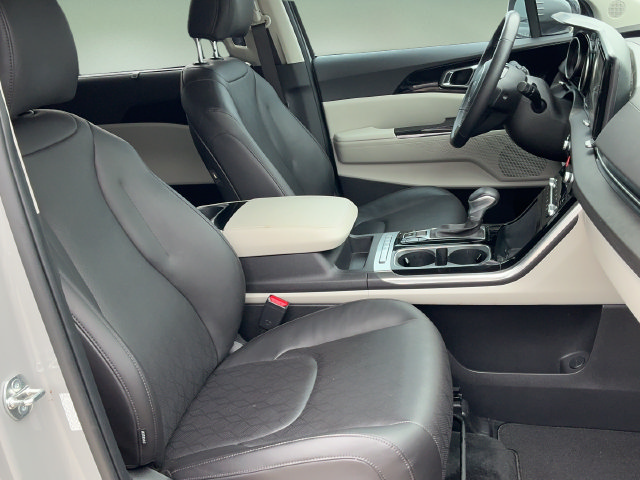 Used 2024 Kia Carnival EX FWD image 21