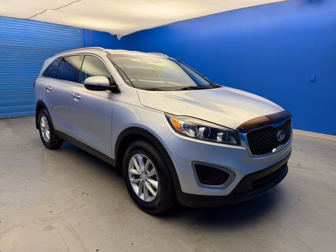 Used 2017 Kia Sorento FWD image 2