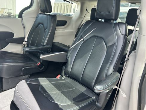 Used 2021 Chrysler Pacifica Touring-L FWD image 10