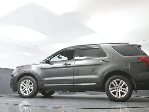 Used 2018 Ford Explorer XLT w/ Equipment Group 202A AWD/4WD image 28