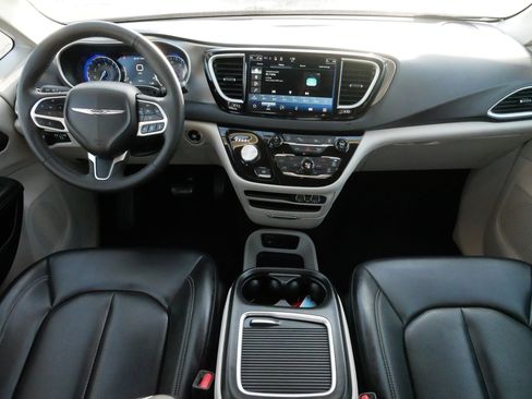 Used 2023 Chrysler Pacifica Touring-L image 10