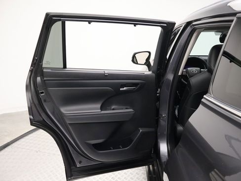Used 2021 Toyota Highlander XLE FWD image 21