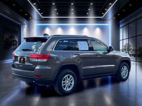 Used 2018 Jeep Grand Cherokee Laredo AWD/4WD image 4
