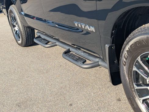 Used 2023 Nissan Titan SV w/ SV Convenience Package image 11