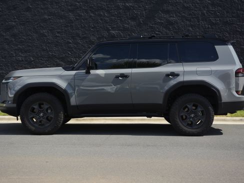 Used 2025 Lexus GX 550 AWD/4WD image 2