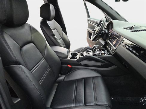 Used 2022 Porsche Cayenne image 12