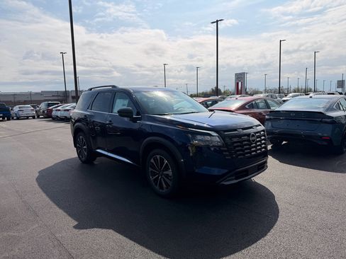 New 2026 Nissan Pathfinder Platinum image 3